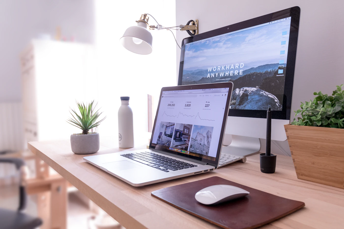 Web tasarımı ve yaratıcı çalışmalar için düzenlenmiş aydınlık çalışma alanı